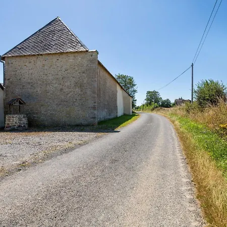 Serene Farmhouse In With Boules Court Terre-et-Marais